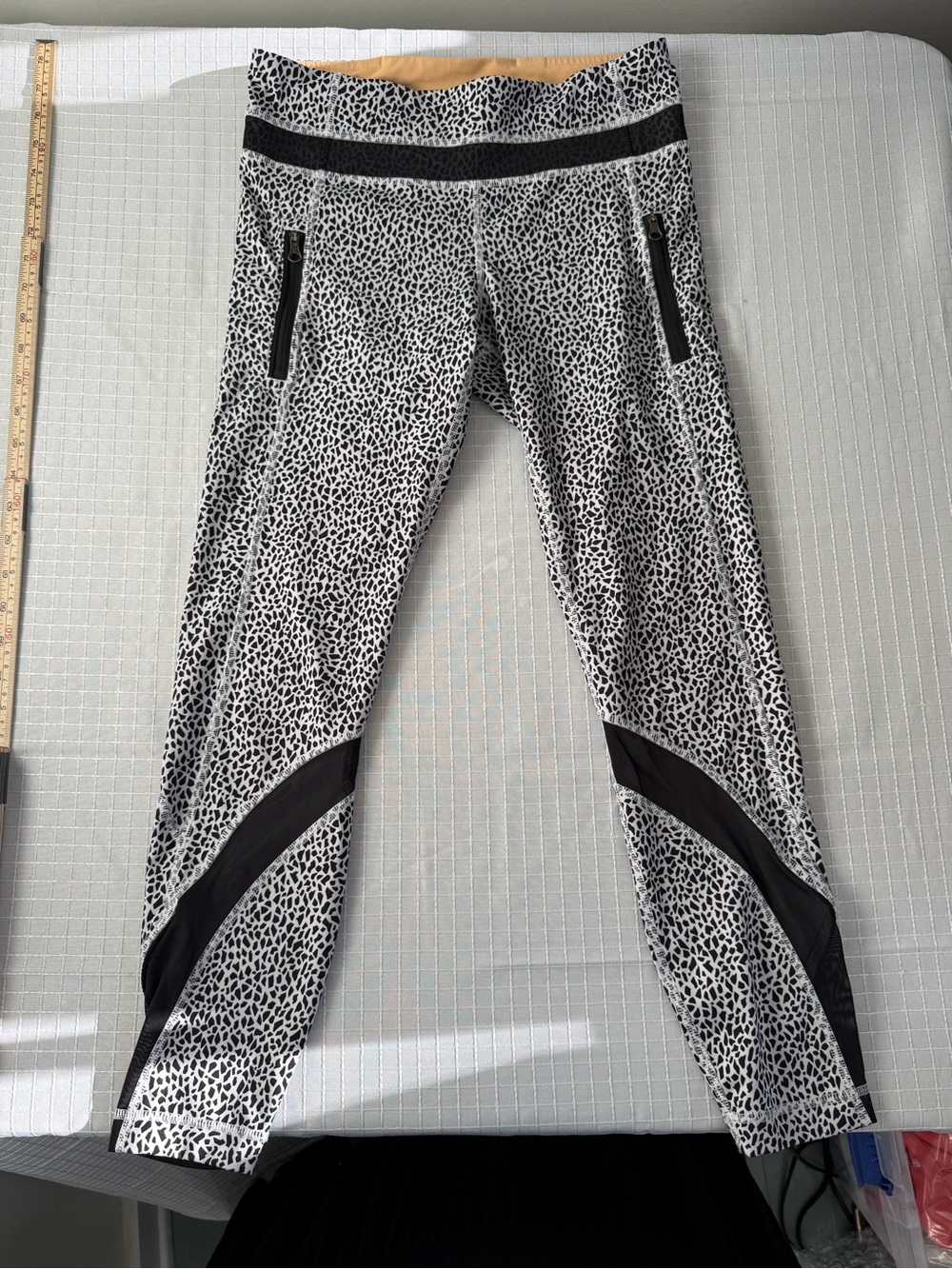 Lululemon Athletica Animal Print Ankle Leggings Black White Size 6